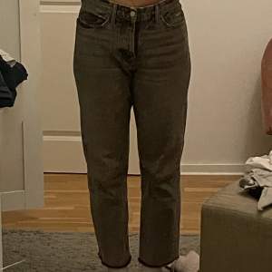 Högmidjade croppade jeans från Zara. Skitsnygg grå färg. Stl 36 och jag är 168 cm. Använt dessa ganska flitigt så se slitaget på bild nr 3. 