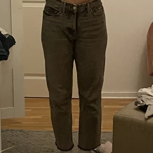 Högmidjade jeans Zara - Högmidjade croppade jeans från Zara. Skitsnygg grå färg. Stl 36 och jag är 168 cm. Använt dessa ganska flitigt så se slitaget på bild nr 3. 