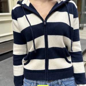 Alana wool striped zip up sweater från brandy Melville, sjukt snygg och i fint skick!💙