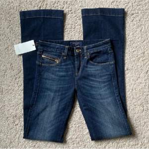 Snygga low/mid waist bootcut jeans och har lappen kvar. De 2 första bilderna är lånade från tjejen jag köpte av innan. Mått: midjemått 36cm + stretch, innerbenslängd 89cm!🥰