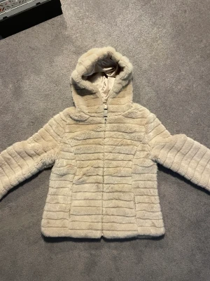 Päls jacka  - Beige pälsjacka  Fint skick!