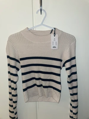 Long sleeve  - En långärmad randig magtröja från lager 157. Har aldrig använt därför är prislappen kvar. Matrialet är jättemjukt. Den sitter jag fint och tajt på. Säljer pga hann aldrig använda och blev förliten❤️köpte för 150kr
