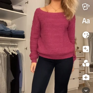 Stickad båtringad rosa tröja - Supersnygg rosa/lila tröja med båtringning från vero Moda, har endast använts tre gånger och är i väldigtbra skick