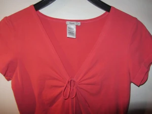Filippa K  topp  Stl M  - Inköpt för ca 17 år sen , men knappt använd!! Härligt mjukt kvalite ! Fynd!  Filippa K stl M  I mjuk korallröd färg 