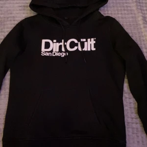  Hoodie  - DirtCüit hoodie typ oanvänd 😄 de står att de är storlek L men den är nog köpt på barn för den sitter som en xs
