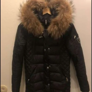 Rock and blue jacka dam - Säljer en Rock and blue jacka med äkta päls köpt på Alexandra i Malmö.  Jackan är i den mellan långa modellen. Nypris 3499kr säljer den för endast 1000kr. Jackan är knappt använd och är i nyskick. Jackan kan skickas om köparen står för frakt. 