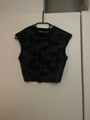 Spetstopp  - Jätte söt spetstopp med halv t-shirt ärm!