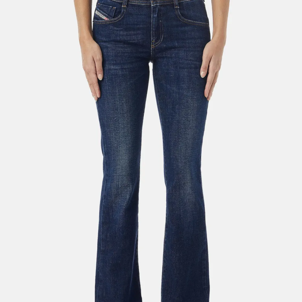 Beställde dessa otroligt snygga jeans, men dem kom i fel storlek, orginalpriset ligger på 1600, Aldrig andvända. Jeans & Byxor.