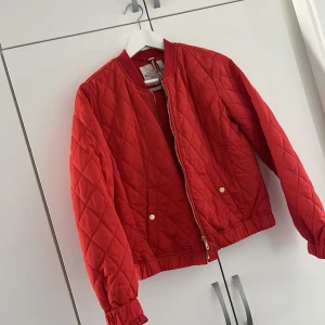 Bomberjacka  - Jätte fin röd bomber jacka från Holly&white med guldiga detaljer 