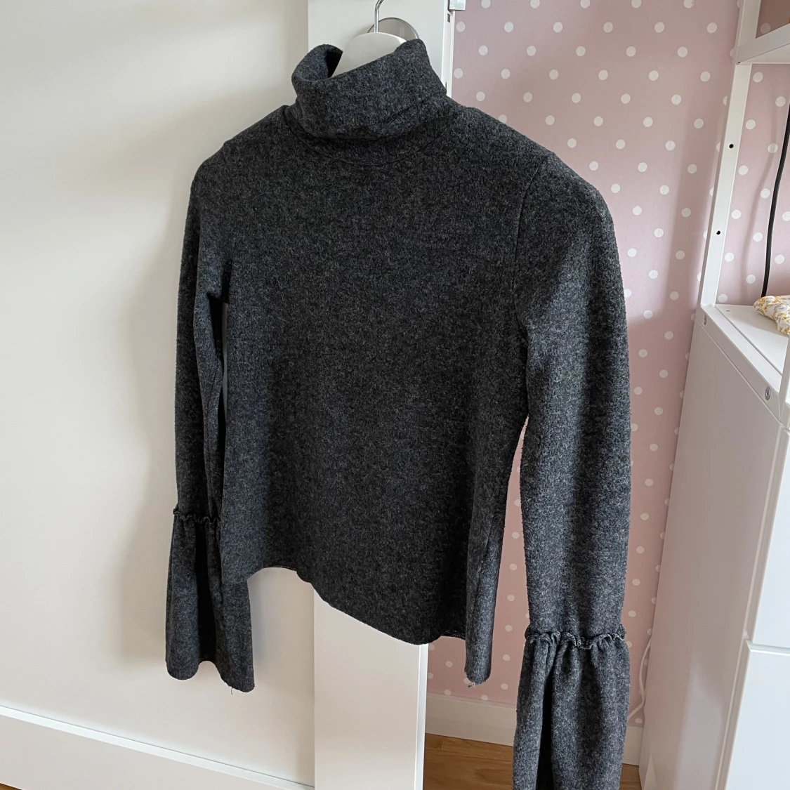 Grå/svart topp från Chiquelle med volangärmar i storlek small.