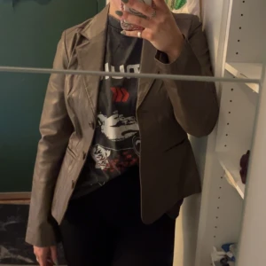 Skinnkavaj  - Äkta skinnkavaj från Vero Moda i en typ mullvadsfärg, storlek 36. Den är knappt använd och i bra skick, har knappt använt den då den är lite liten för mig. 