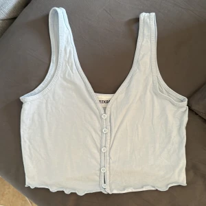 Weekday top - Ljusblå topp från weekday. Storlek xs