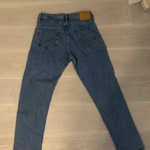 Jeans från Jack n Jones nyligen köpte använt max 2 gånger och de kommer helt enkelt inte till användning. Köpt för 600kr mitt pris 150kr. Storlek 31x34