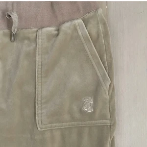 Juicy Couture byxor  - Säljer nu mina beiga Juicy Couture byxor då den ej kommer till användning❤️byxorna är bra sick och lika mjuka som nya ❤️