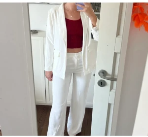 Vitt kostymset  - Vitt kostymset  Använt 1 gång  Säljer pga använder inte   Köparen står för frakt 