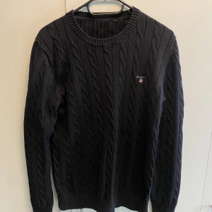 Svart stickad Gant tröja - En svart långärmad Gant tröja i bra skick. Inga tecken på slit. Använd ett fåtal gånger. Storlek XS/S. Finns en vit i min profil också, pris kan diskuteras