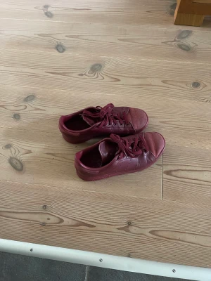 Stan smiths adidas  - Fint men använt skick. Vinröda i läder