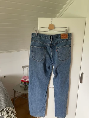 Levis 550 - Så coola levis 550 jeans i fint begagnat skick! Storlek 33/32 men är små i storleken, passar mig med M bra! Har en liten slits i slutet av benen med se bild!!
