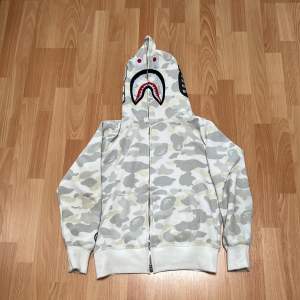 Grå/vit bape hoodie, storlek M, skick 6/10, småfläckar men syns inte så mycket