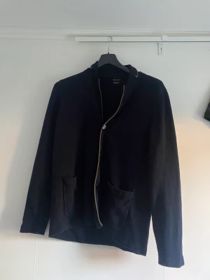 Massimo Dutti Kofta - En kofta från Massimo dutti i storlek L Bra skick och ren!