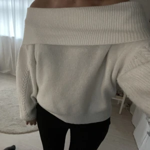 Stickad of shoulder tröja - Superfin stickad off shoulder tröja från chiquelle❤️I storlek ”onesize” och passar mig som brukar ha Small/Medium❤️Såld för 280kr