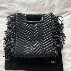 Maje väska - Maje väska i marinblå! Tecken på användning. Original etikett + dustbag medföljer samt bagstrap.