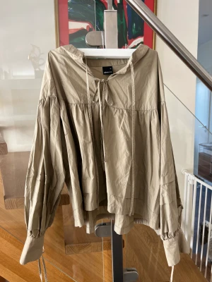 Blus  - Supersnygg blus från Gina i stl 34, sälj för 350kr