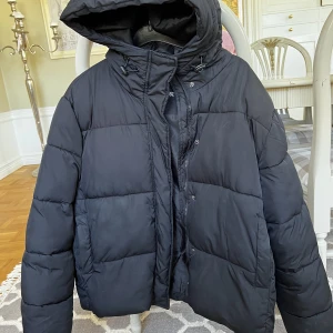 Jacka lager 157 - Fin svart jacka från lager 157💘syns att den är använd men jättefin och skön❤️resårtråden nedtill är sönder men därav priset. Skriv för mer bilder