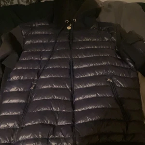 Moncler cardigan - Hejsan jag säljer nu min fina moncler cardigan den är äkta såklart det är inga konstigheter på den bara hör av er
