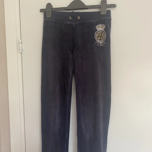 Juicy Couture  - Ett par mörkblå Juicy Couture byxor med mudd i barnstorlek. Välanvända. Nypris 700kr. Köparen står för frakten. 😊