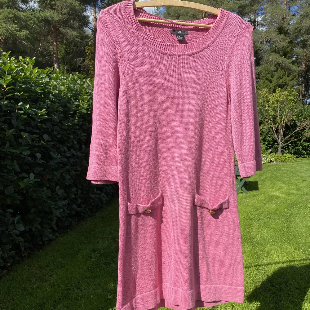 Säljer en jättefin, trendig stickad klänning i den mest perfekta rosa färgen från H&M i storlek XS. Klänningen är i fint skick! . Klänningar.