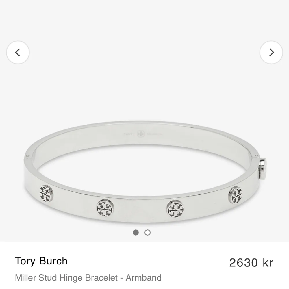 Säljer nu mitt älskade Tory Burch armband i modellen Miller stud hinge. Utan några repor eller defekter! Skriv privat för fler bilder, köpt för 2600kr och säljs pga används för lite 💕💕💕. Accessoarer.