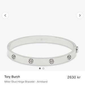 Säljer nu mitt älskade Tory Burch armband i modellen Miller stud hinge. Utan några repor eller defekter! Skriv privat för fler bilder, köpt för 2600kr och säljs pga används för lite 💕💕💕