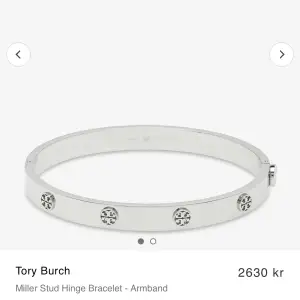 Säljer nu mitt älskade Tory Burch armband i modellen Miller stud hinge. Utan några repor eller defekter! Skriv privat för fler bilder, köpt för 2600kr och säljs pga används för lite 💕💕💕