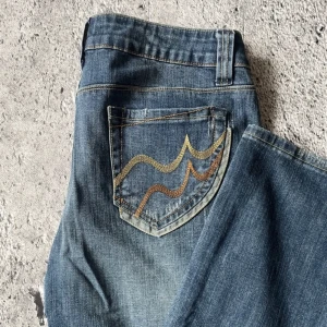 Snygga jeans! - Säljer supersnygga jeans som tyvärr var förstora för mig. Står 42/32 i dem, skulle säga att dem passar M eller lite oversized S eller tajtare L. Midja: 41 cm Total längd: 106 cm Benets bredd nedtill: 22 cm