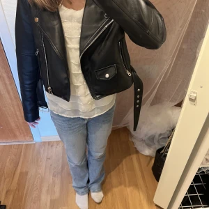 Skinnjacka pull&bear - En svart skinnjacka från Pull&bear, i strl S dock liten så storleken så skulle mer säga en xs. Endast använd en vår så den är i bra skick, köpt för 399kr på Zalando💓