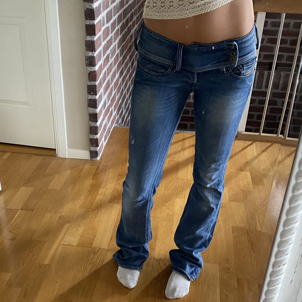 Sjukt snygga lågmidjade bootcut jeans från diesel. Mycket bra skick. 700+ frakt. Jag är 170cm och är storlek xs/s❤️. Jeans & Byxor.