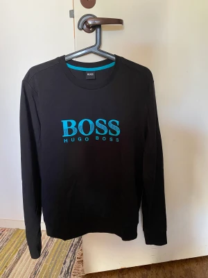 Hugo boss crewneck - Säljer min Hugo boss crewneck då jag vuxit ur den. I bra skick, storlek M 