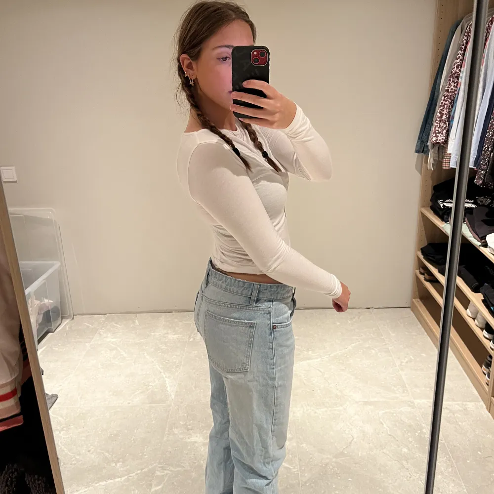 Jeans som är snygga men ej kommer till användning längre! Storlek 40 men passar mig som är 170cm och 68kg. Och har vanligtvis 36-38 i jeans. Dm vid intresse eller frågor 🤗. Jeans & Byxor.