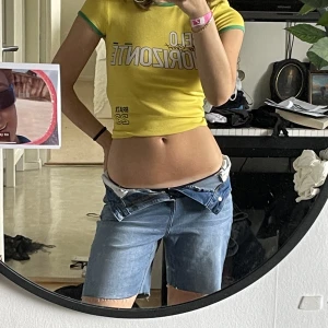 Jeans shorts - Supersnygga jeans shorts!! Jag brukade bära dem lowwaisted utan att knäppa knappen, men annars är de högmidjade😊