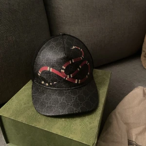 Gucci snake keps  - Den är i fint skick  Storlek: S Kvitto finns och boxen o påsen medföljer.