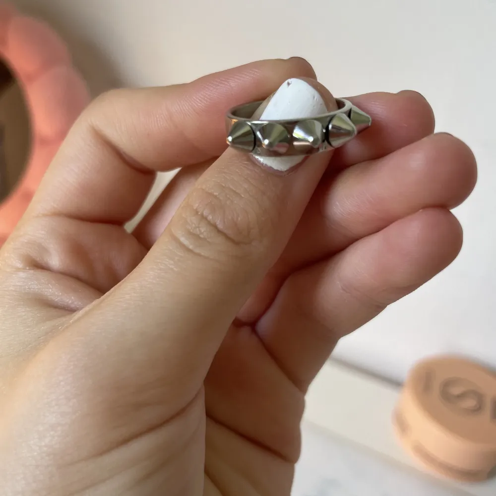 säljer min nästan helt oanvända Edblad ring som ser helt ny ut. Köptes för 350 kr och säljer för 185! Storlek är 17.5! Tar endast seriösa köpare! 😻. Accessoarer.