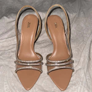 Klackskor - Skor från zara Ordinarie pris 559 Inte använda (helt nya) Storlek 40 Säljer dom för 400