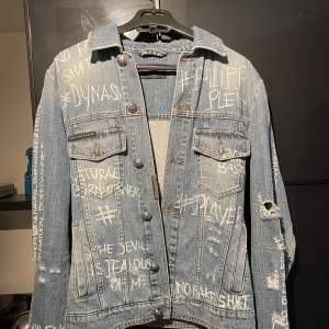 Philipp Plein jeans jacka - Använd 2 gånger. Passar tyvärr inte längre, därav säljs den.