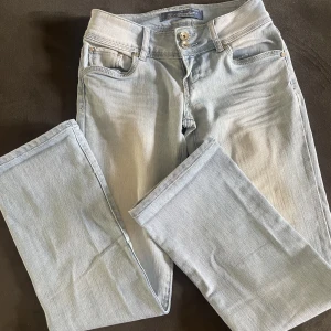 Jeans  - Snygga bootcut jeans köpta secondhand som tyvärr inte passar mig. Skulle säga de passar en S/Xs💖