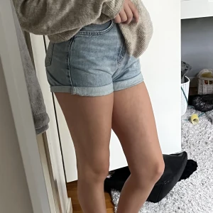 Jeansshorts  - Jättefina jeansshorts från Gina Tricot i fint skick 