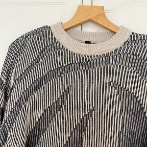 Mönstrad tröja eksept - Blå/grå- beige mönstrad tröja från eksept (köpt från Zalando). Storlek XXL men sitter snyggt oversized på mig som är xs/s