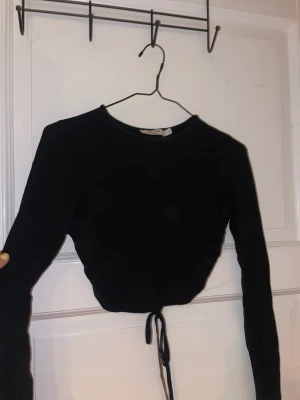 Långärmad topp med öppen rygg - Knytes i ryggen, croppad passform