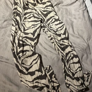 Luftiga byxor från hm - Zebramönstrade byxor från hm, använda ca 1-2 gånger