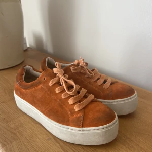 Sneakers - Skor från Vagabond. Storlek 38. Använda flitigt. Äkta mocka.